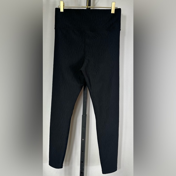 NWT Cut The Frills Textured Black Leggings Sz Medium - Picture 2 of 9